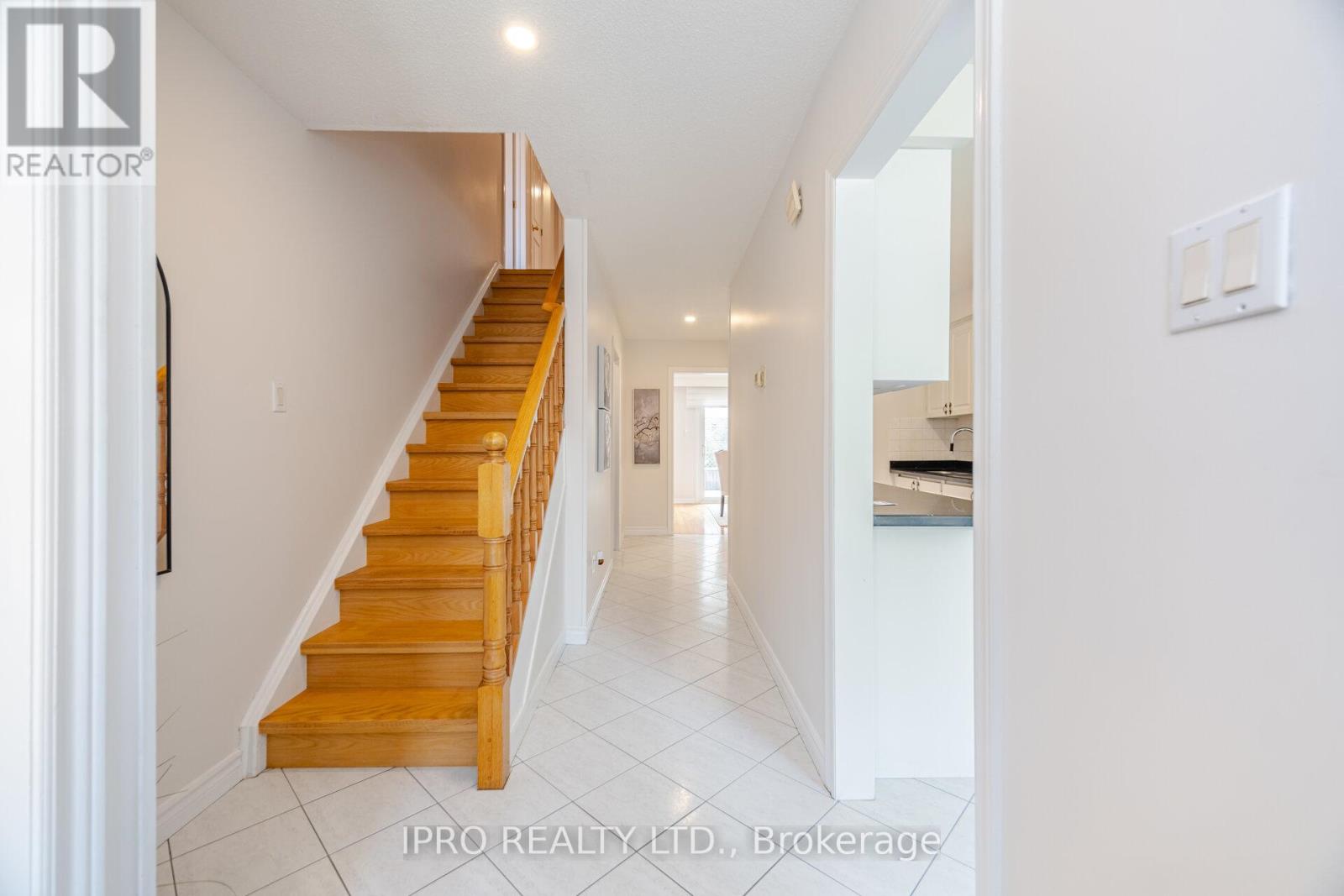734 Briar Crescent, Milton, Ontario  L9T 3Z8 - Photo 5 - W12203237