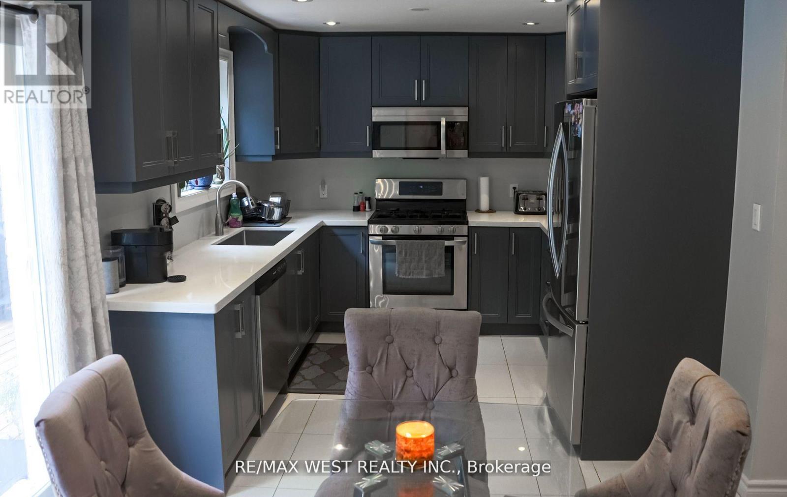 94 Primula Crescent, Toronto, Ontario  M9L 1K2 - Photo 7 - W12203239