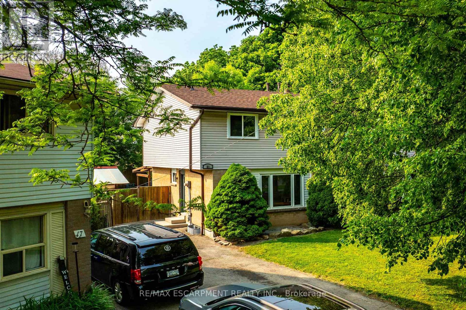 21 Glen Eden Court, Hamilton (Gourley), Ontario  L9C 6H5 - Photo 3 - X12203210