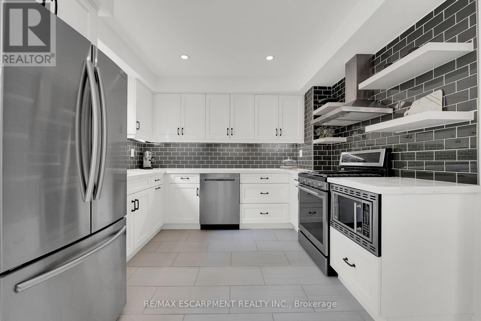 21 Glen Eden Court, Hamilton, Ontario  L9C 6H5 - Photo 4 - X12203210