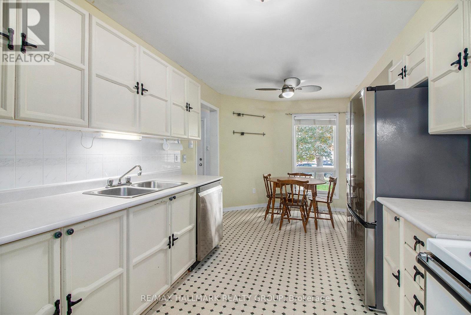1435 Caravel Crescent, Ottawa, Ontario  K1E 3P5 - Photo 11 - X12203304