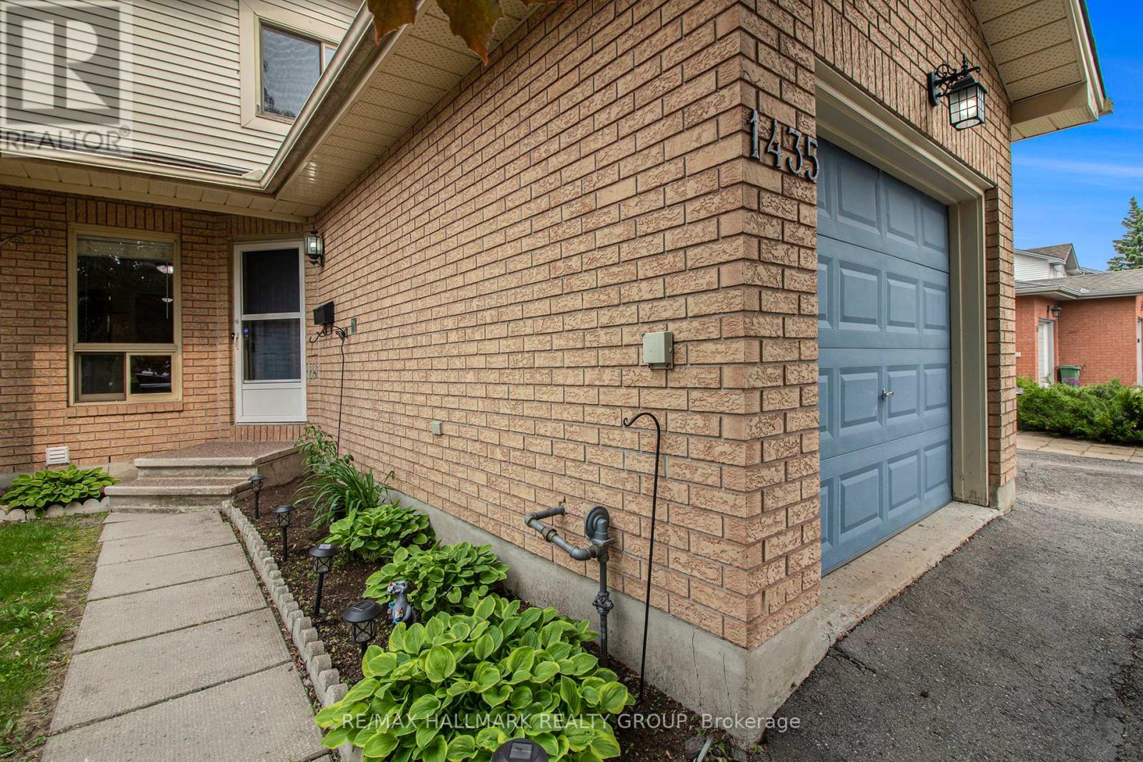 1435 Caravel Crescent, Ottawa, Ontario  K1E 3P5 - Photo 3 - X12203304