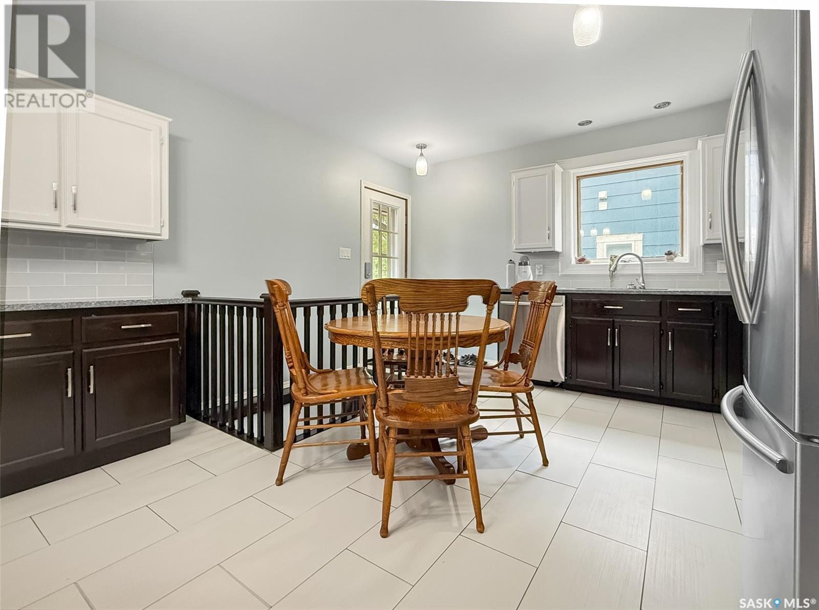 Property at 325 3rd AVENUE NE image 3