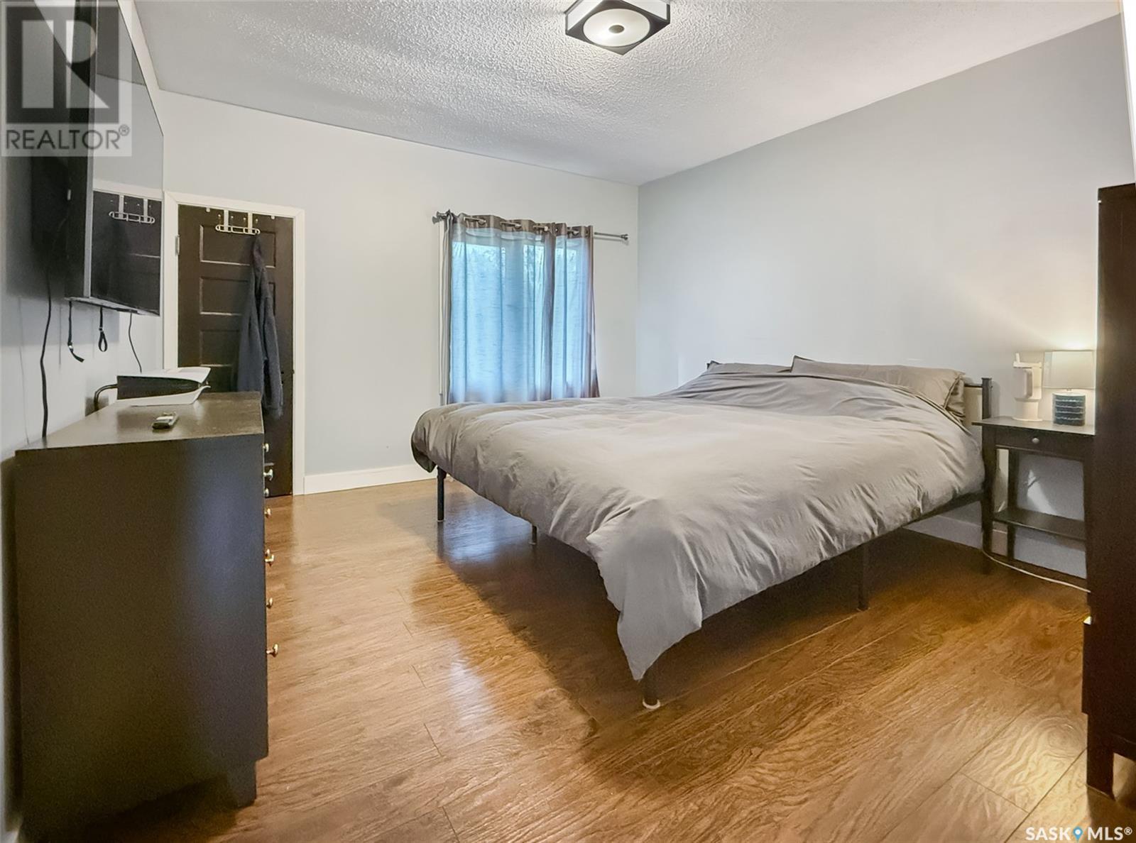 Property at 325 3rd AVENUE NE image 4