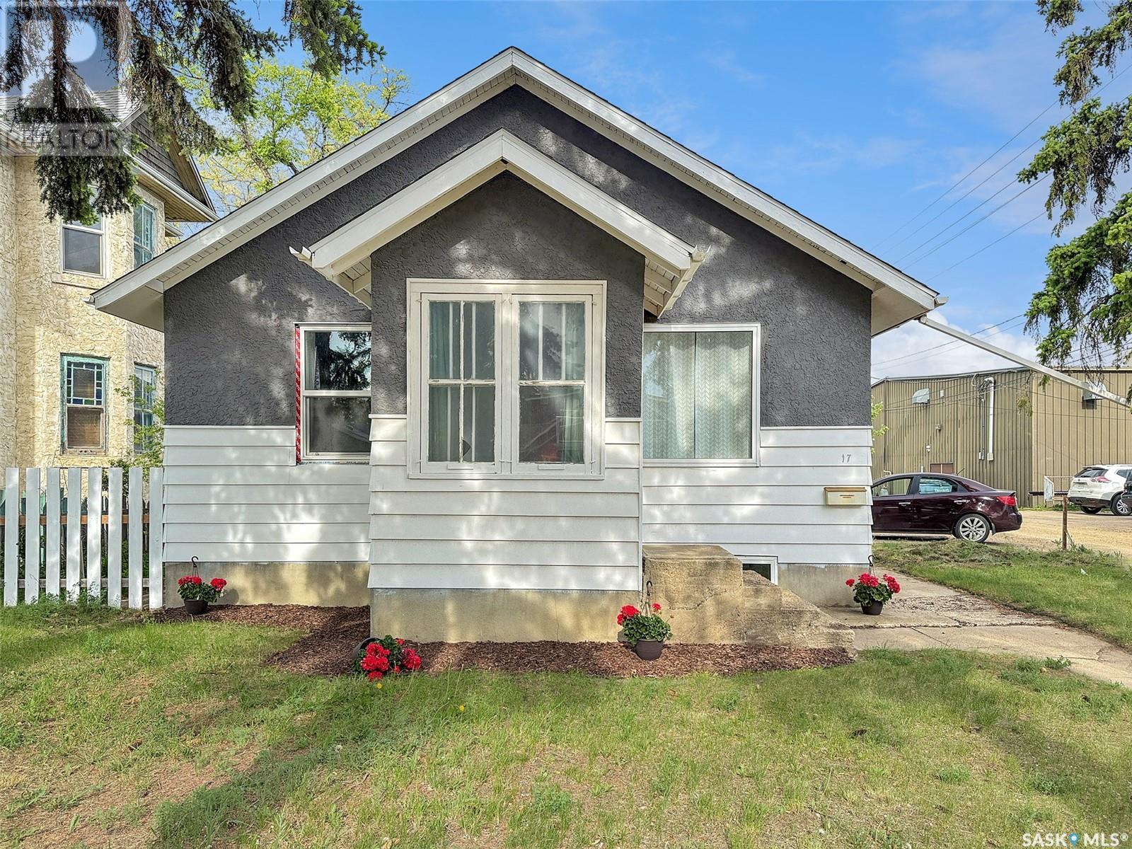 Property at 17 3rd AVENUE NE image 1