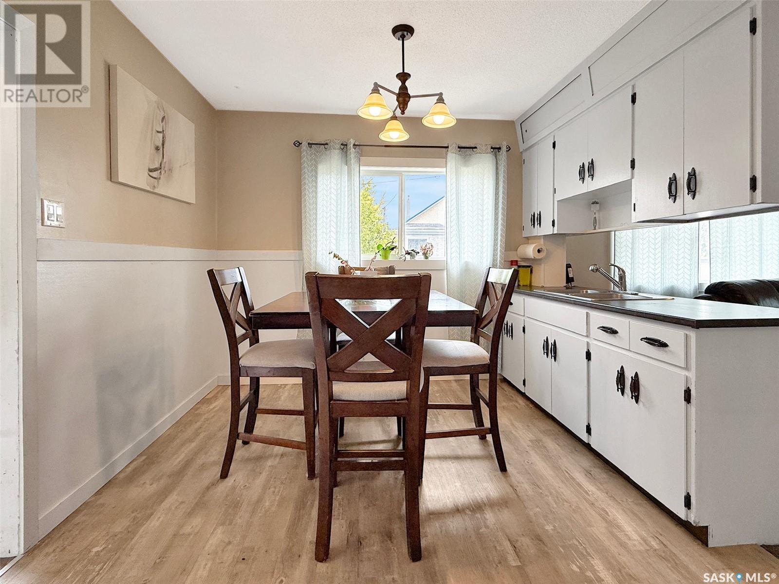 Property at 17 3rd AVENUE NE image 4