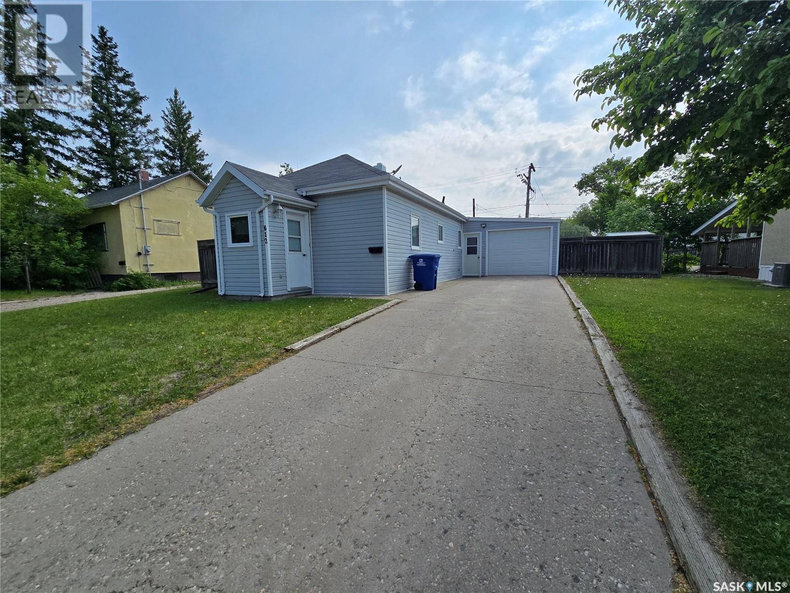 612 3rd Street Se, Weyburn, Saskatchewan  S4H 2E1 - Photo 2 - SK008450