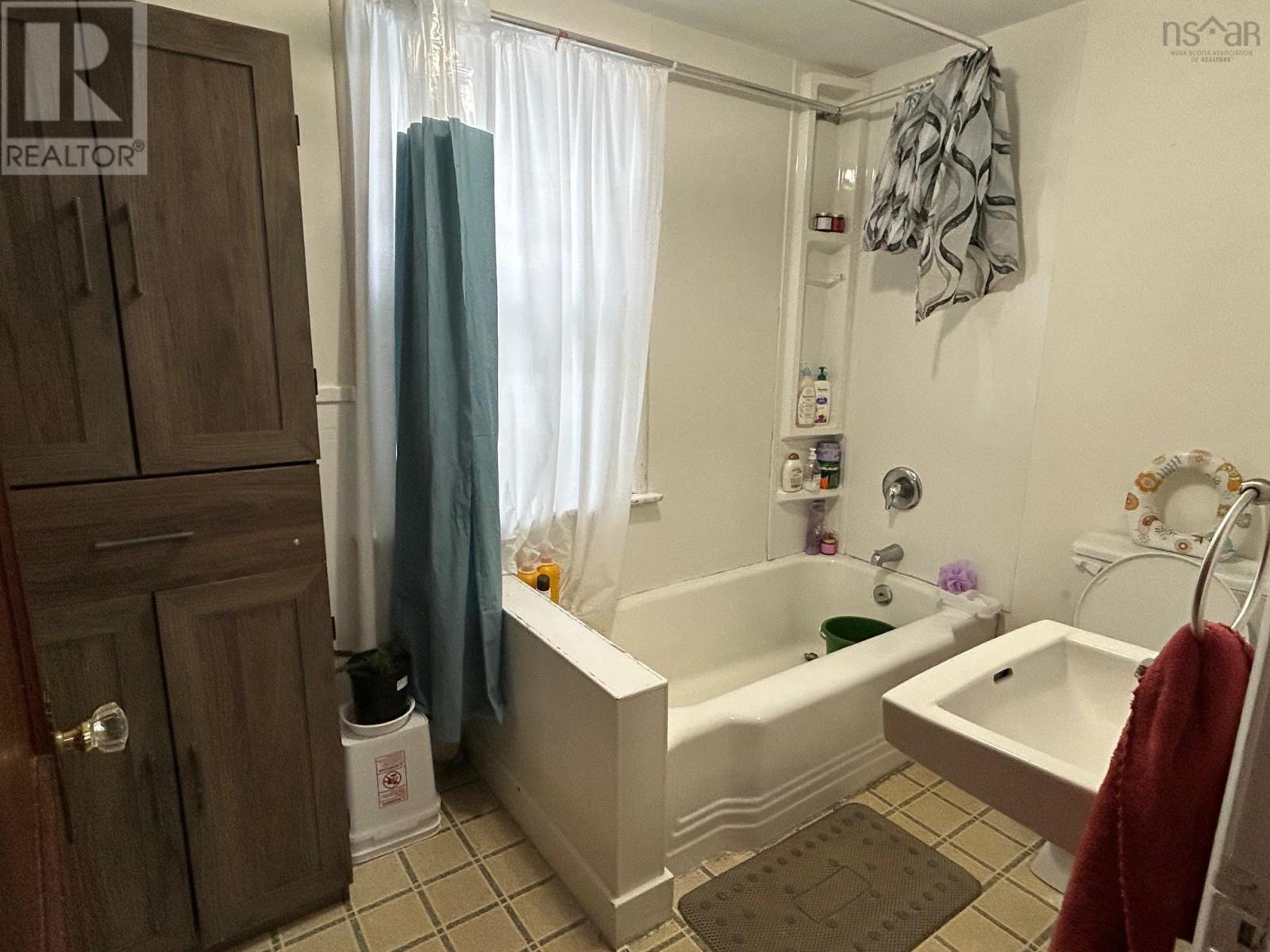 205 Lawrence Street, Lunenburg, Nova Scotia  B0J 1C0 - Photo 17 - 202503099