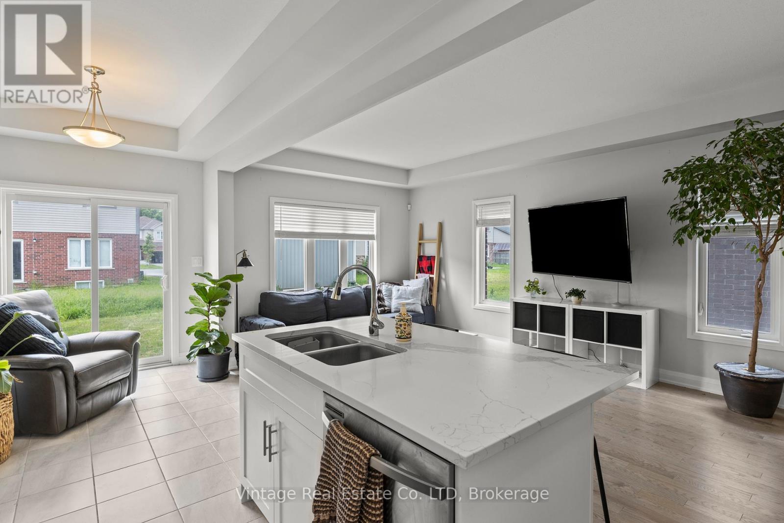 112 Bur Oak Drive, Thorold (Confederation Heights), Ontario  L2V 0L8 - Photo 10 - X12203352