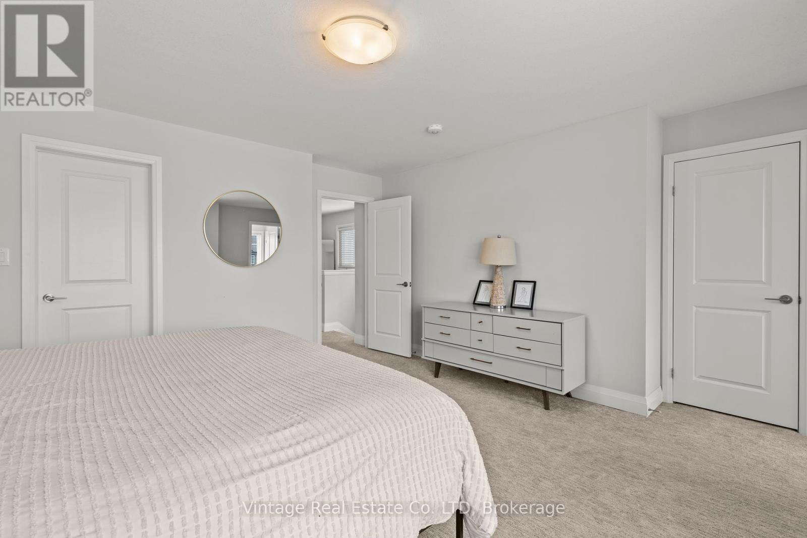 112 Bur Oak Drive, Thorold (Confederation Heights), Ontario  L2V 0L8 - Photo 13 - X12203352
