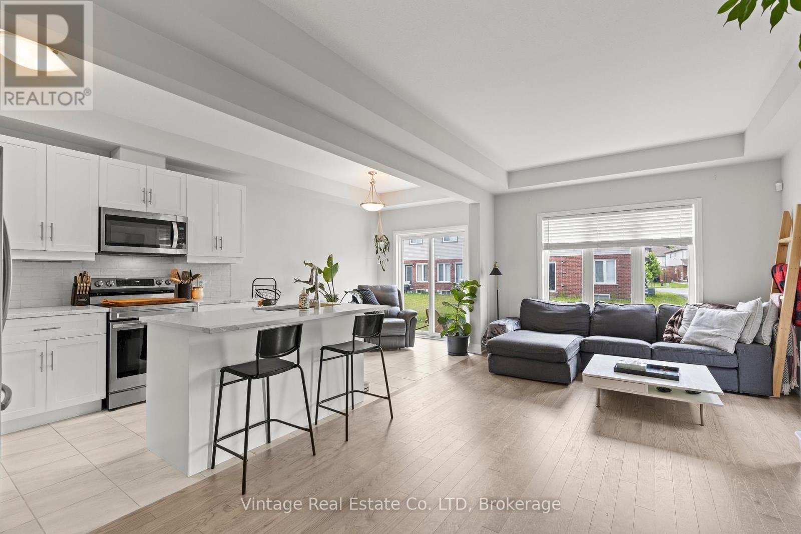 112 Bur Oak Drive, Thorold (Confederation Heights), Ontario  L2V 0L8 - Photo 5 - X12203352