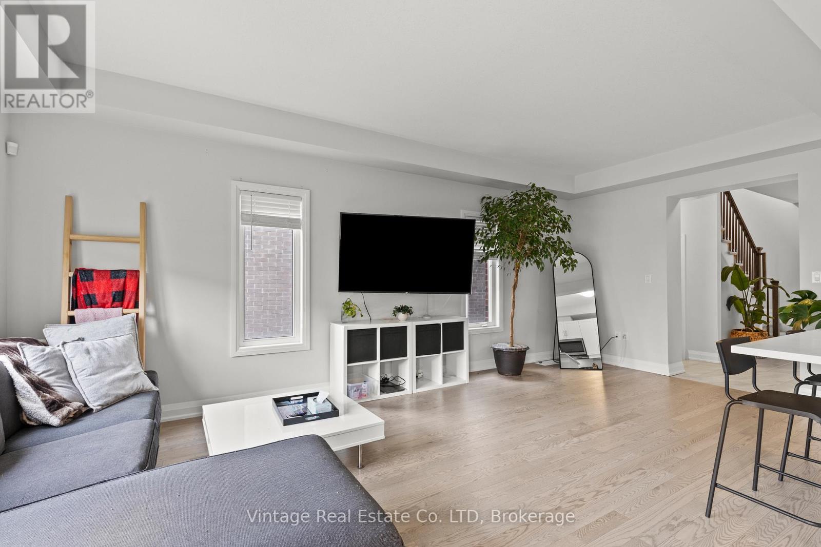 112 Bur Oak Drive, Thorold (Confederation Heights), Ontario  L2V 0L8 - Photo 6 - X12203352