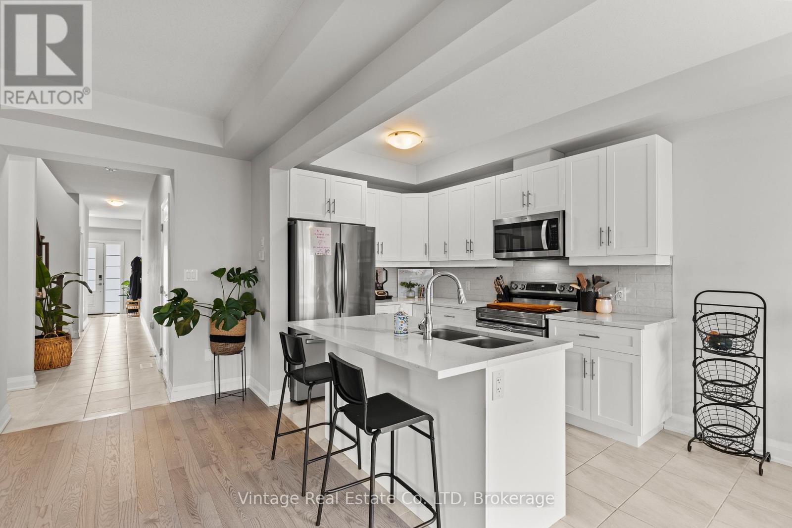 112 Bur Oak Drive, Thorold (Confederation Heights), Ontario  L2V 0L8 - Photo 7 - X12203352