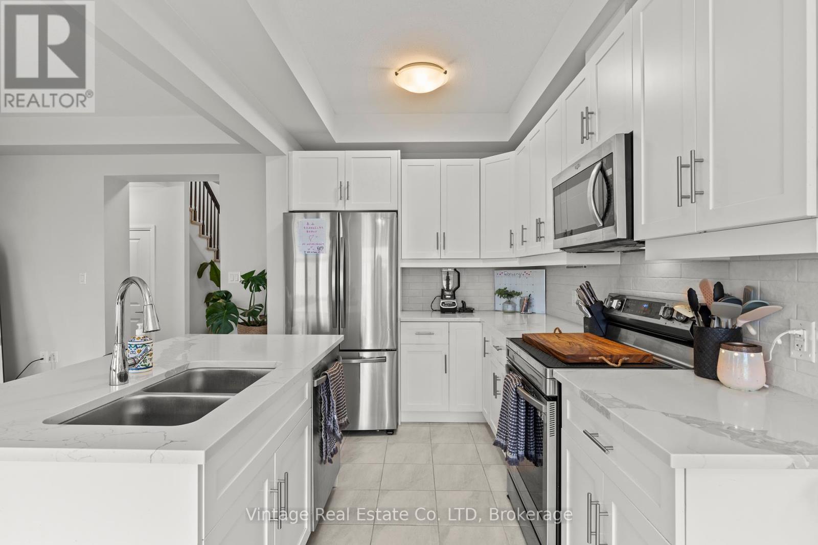 112 Bur Oak Drive, Thorold (Confederation Heights), Ontario  L2V 0L8 - Photo 9 - X12203352