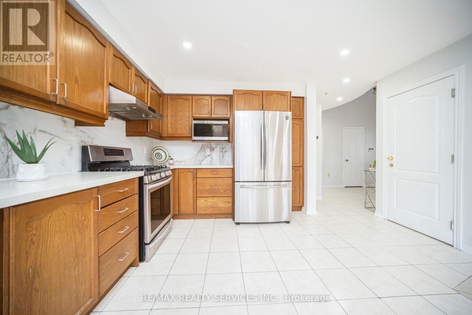 2 Iceberg Trail, Brampton, Ontario  L6R 0H9 - Photo 15 - W12203062