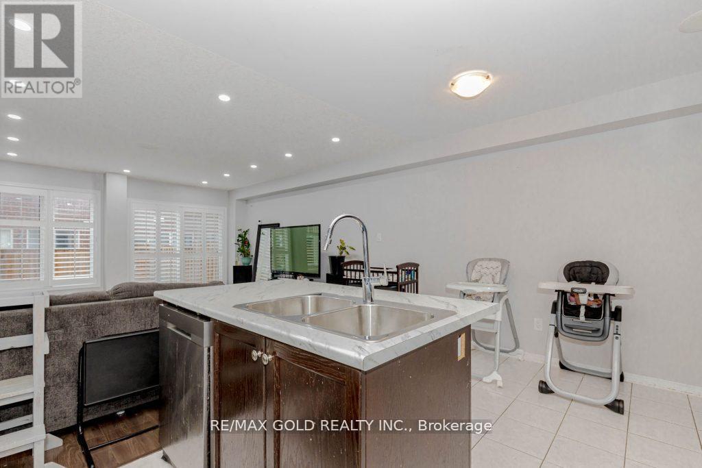 475 Queen Mary Drive, Brampton, Ontario  L7A 0C7 - Photo 14 - W12203256