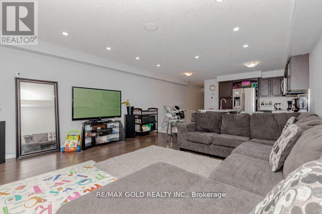 475 Queen Mary Drive, Brampton, Ontario  L7A 0C7 - Photo 17 - W12203256