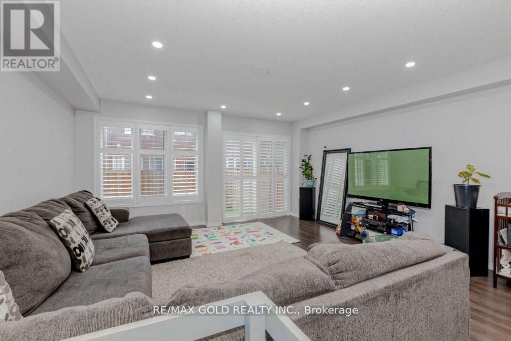 475 Queen Mary Drive, Brampton, Ontario  L7A 0C7 - Photo 18 - W12203256
