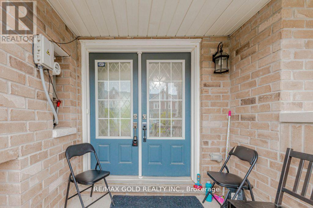 475 Queen Mary Drive, Brampton, Ontario  L7A 0C7 - Photo 5 - W12203256