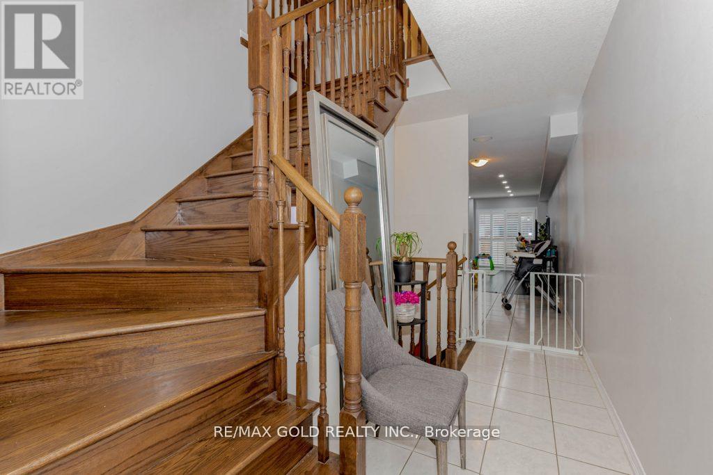 475 Queen Mary Drive, Brampton, Ontario  L7A 0C7 - Photo 7 - W12203256