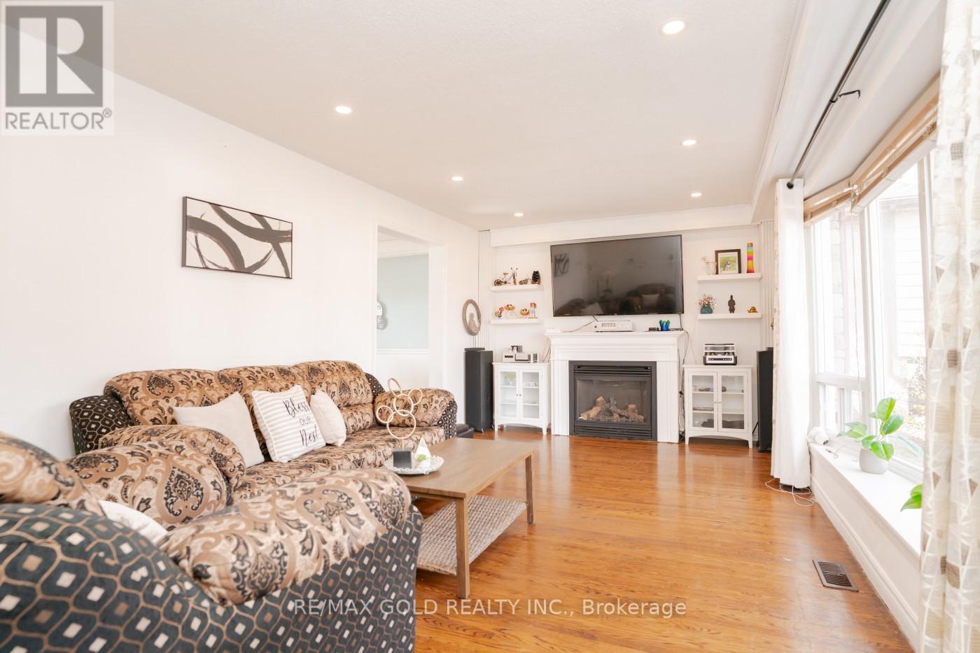 3 Crawley Drive, Brampton, Ontario  L6T 2R6 - Photo 8 - W12203267