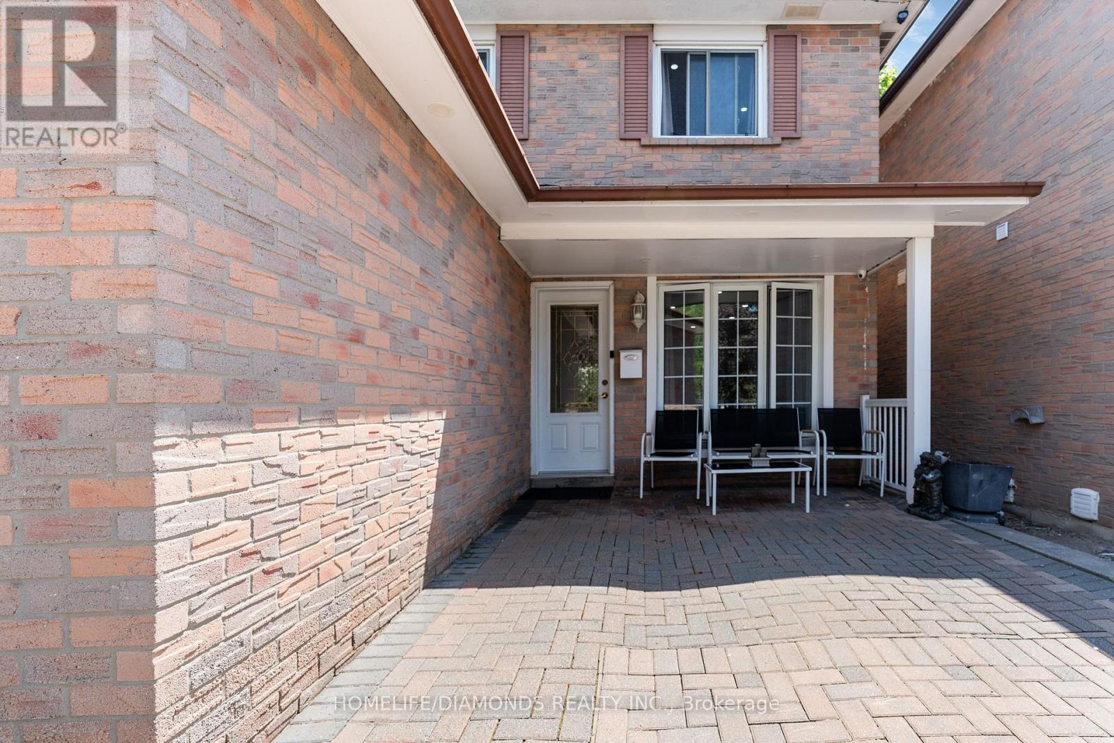 32 Barrington Crescent, Brampton, Ontario  L6Z 1N3 - Photo 4 - W12203321