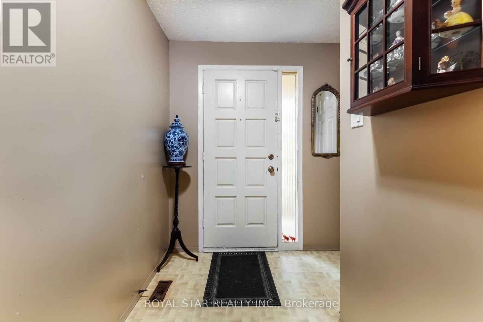 89 Dumfries Avenue, Brampton, Ontario  L6Z 2X1 - Photo 3 - W12203337