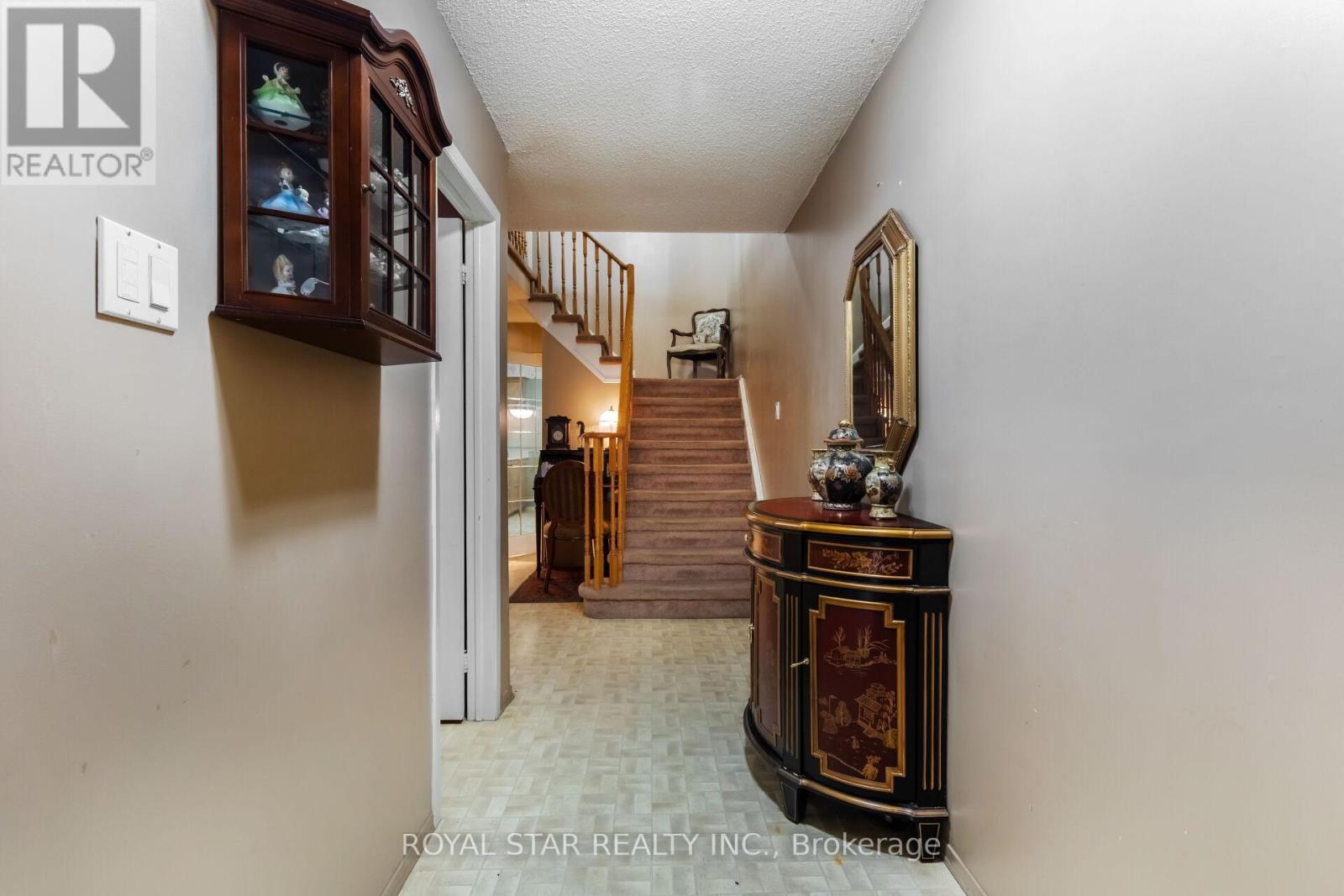 89 Dumfries Avenue, Brampton, Ontario  L6Z 2X1 - Photo 4 - W12203337