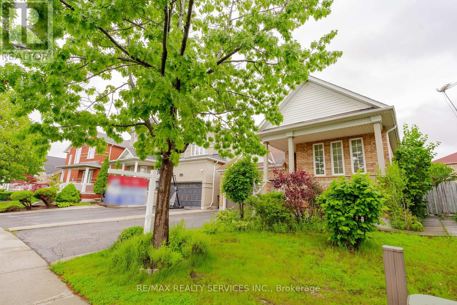 195 Van Scott Drive, Brampton, Ontario  L7A 1V2 - Photo 2 - W12191647