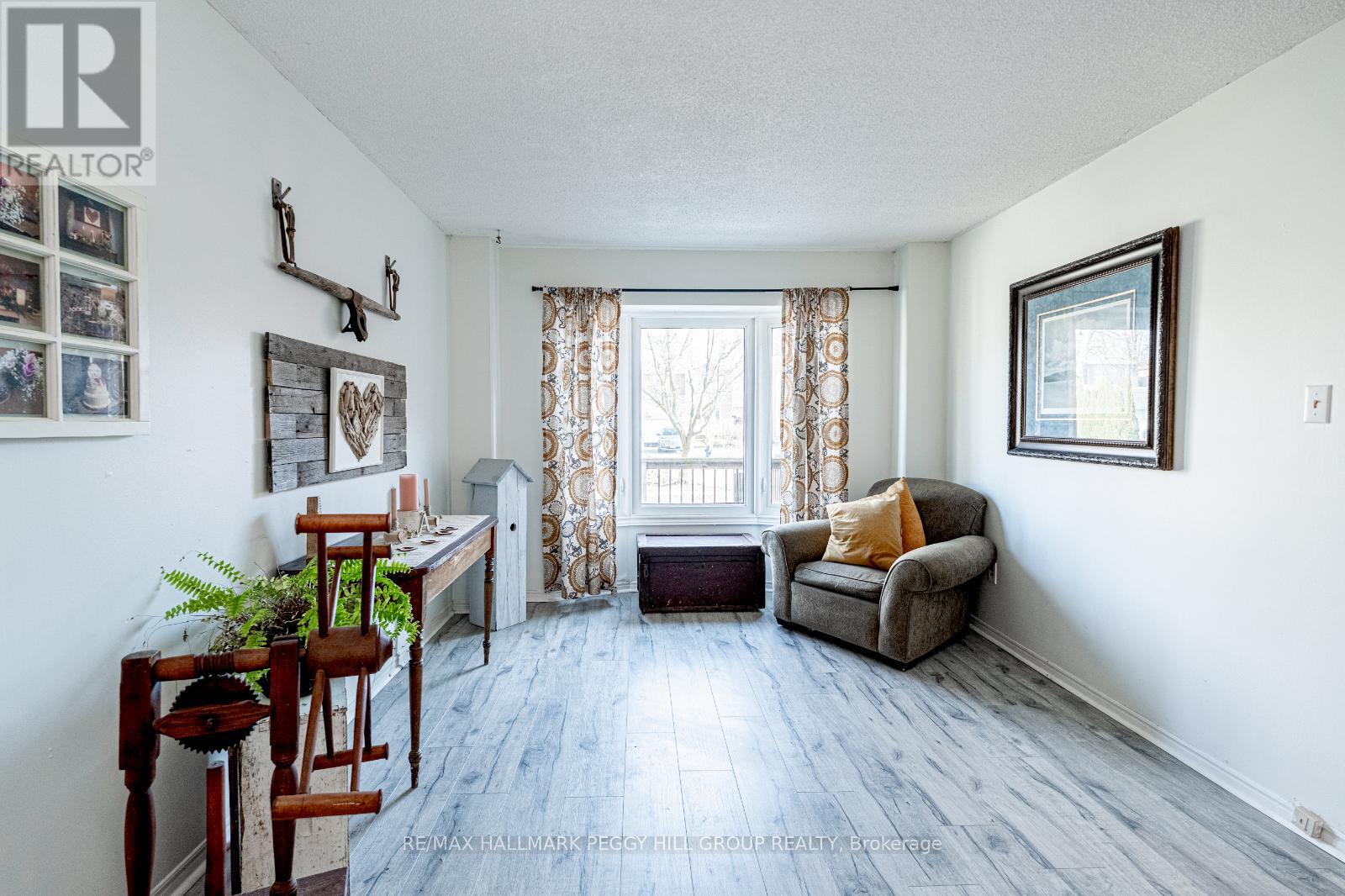 256 Hickling Trail, Barrie, Ontario  L4M 5W7 - Photo 5 - S12137152