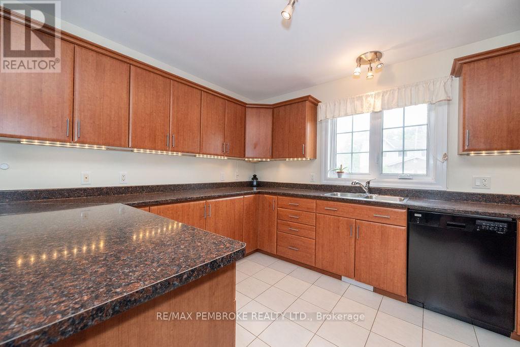 7 Vermont Meadows, Petawawa, Ontario  K8H 3N3 - Photo 11 - X12203365