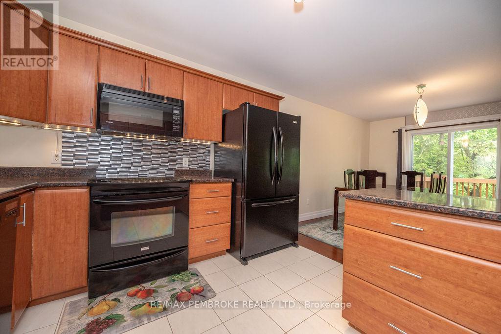7 Vermont Meadows, Petawawa, Ontario  K8H 3N3 - Photo 12 - X12203365