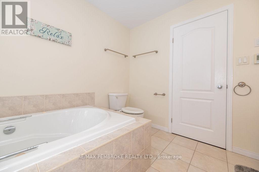 7 Vermont Meadows, Petawawa, Ontario  K8H 3N3 - Photo 26 - X12203365