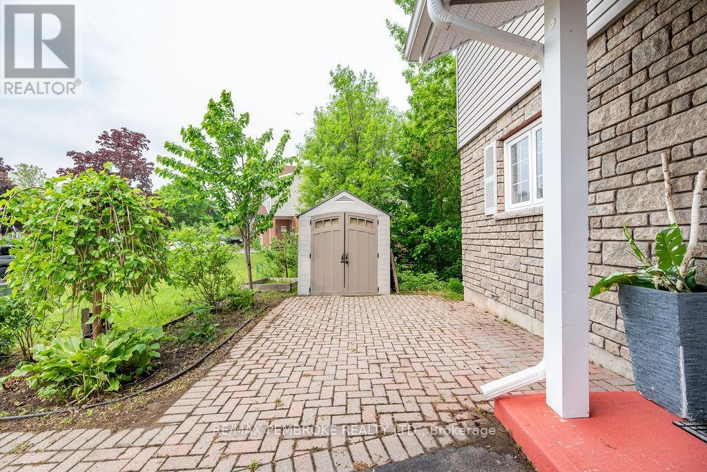 7 Vermont Meadows, Petawawa, Ontario  K8H 3N3 - Photo 3 - X12203365