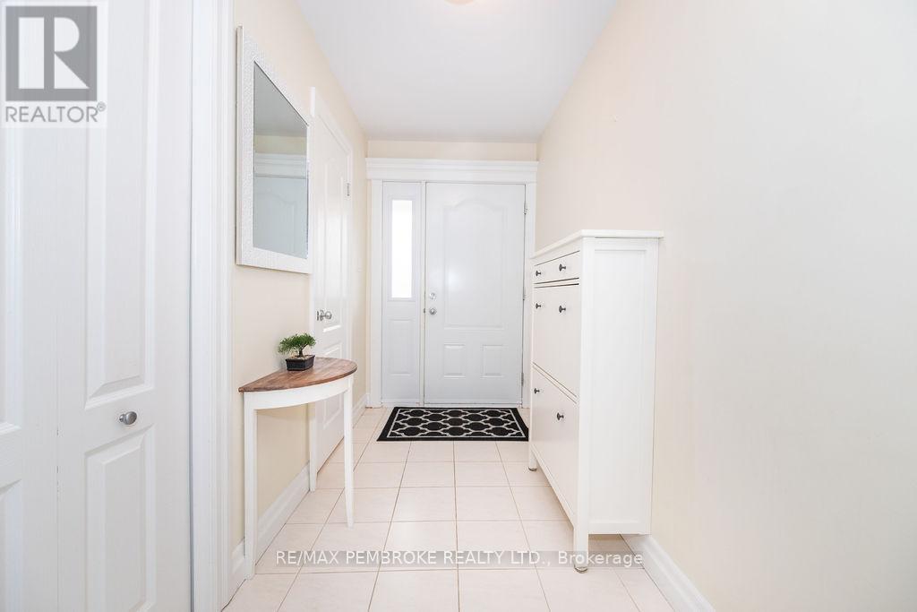 7 Vermont Meadows, Petawawa, Ontario  K8H 3N3 - Photo 4 - X12203365