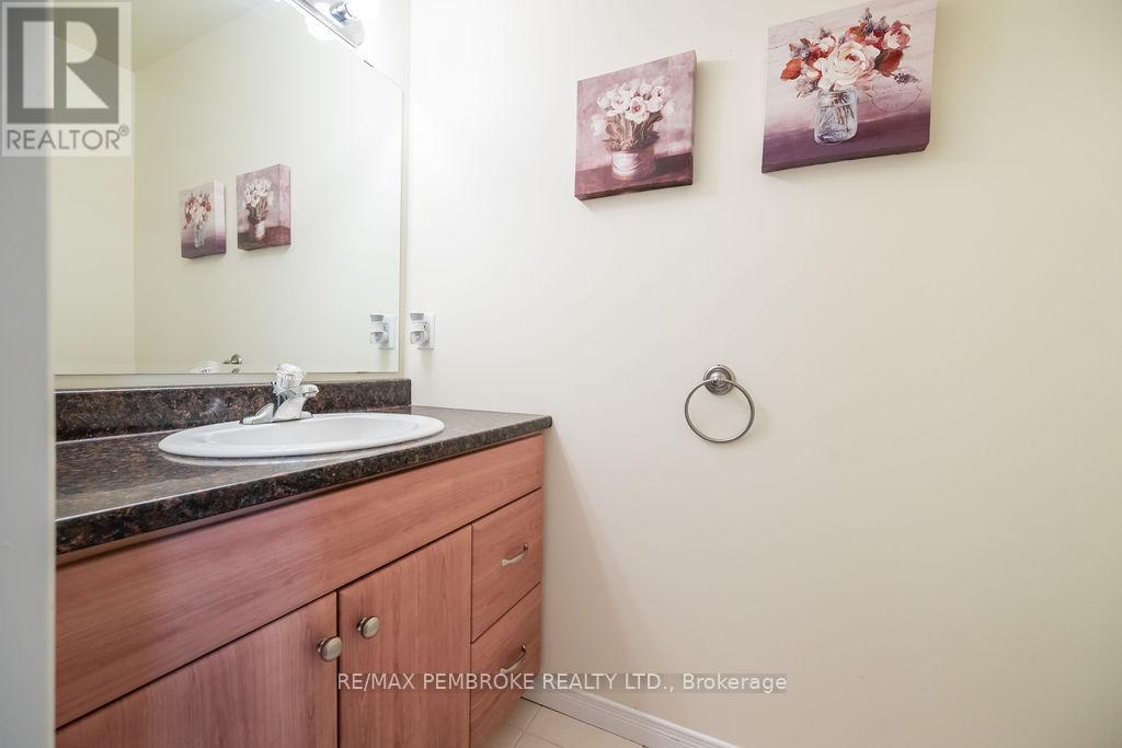 7 Vermont Meadows, Petawawa, Ontario  K8H 3N3 - Photo 5 - X12203365