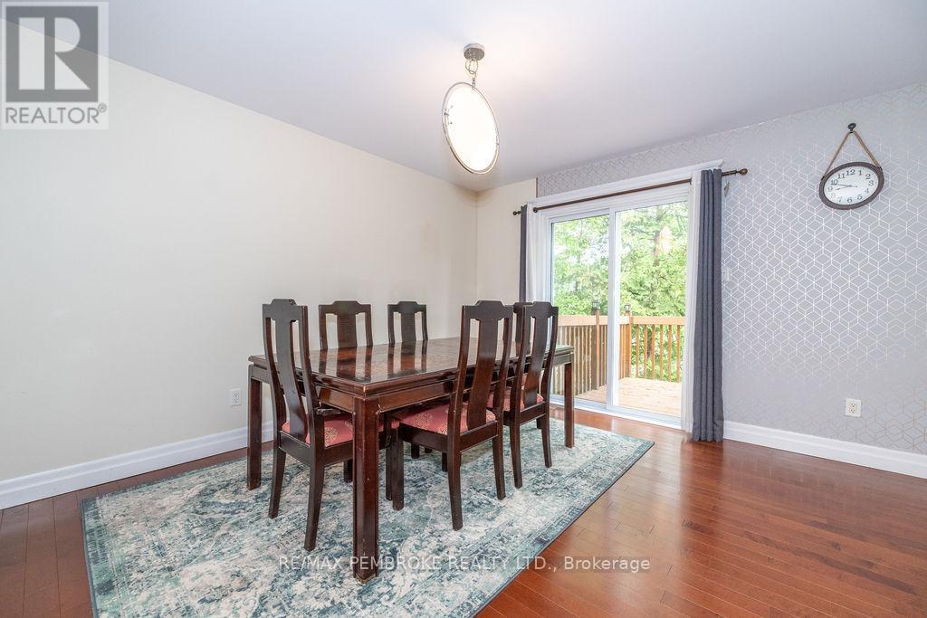 7 Vermont Meadows, Petawawa, Ontario  K8H 3N3 - Photo 9 - X12203365