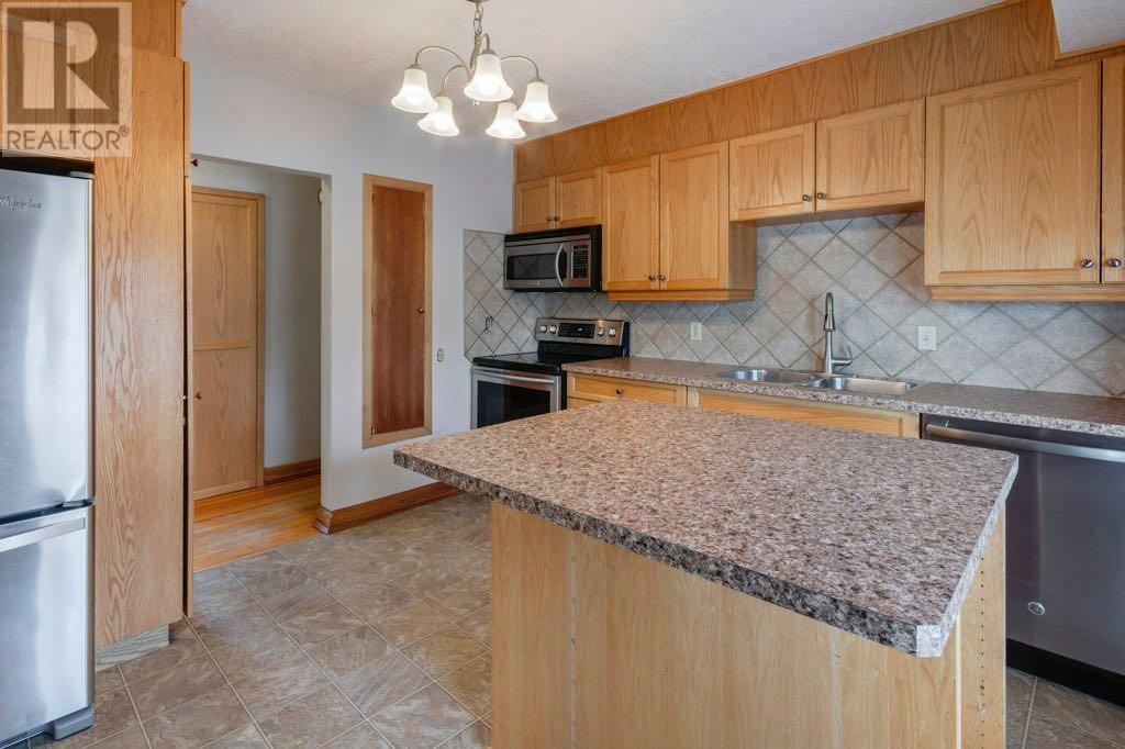 Property at 8 Walnut Drive SW image 5