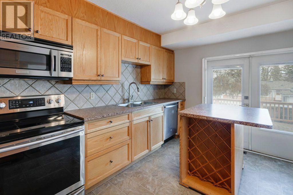 Property at 8 Walnut Drive SW image 4