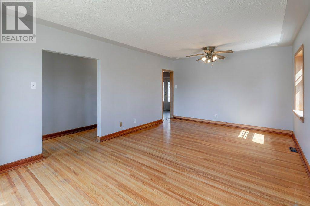Property at 8 Walnut Drive SW image 3
