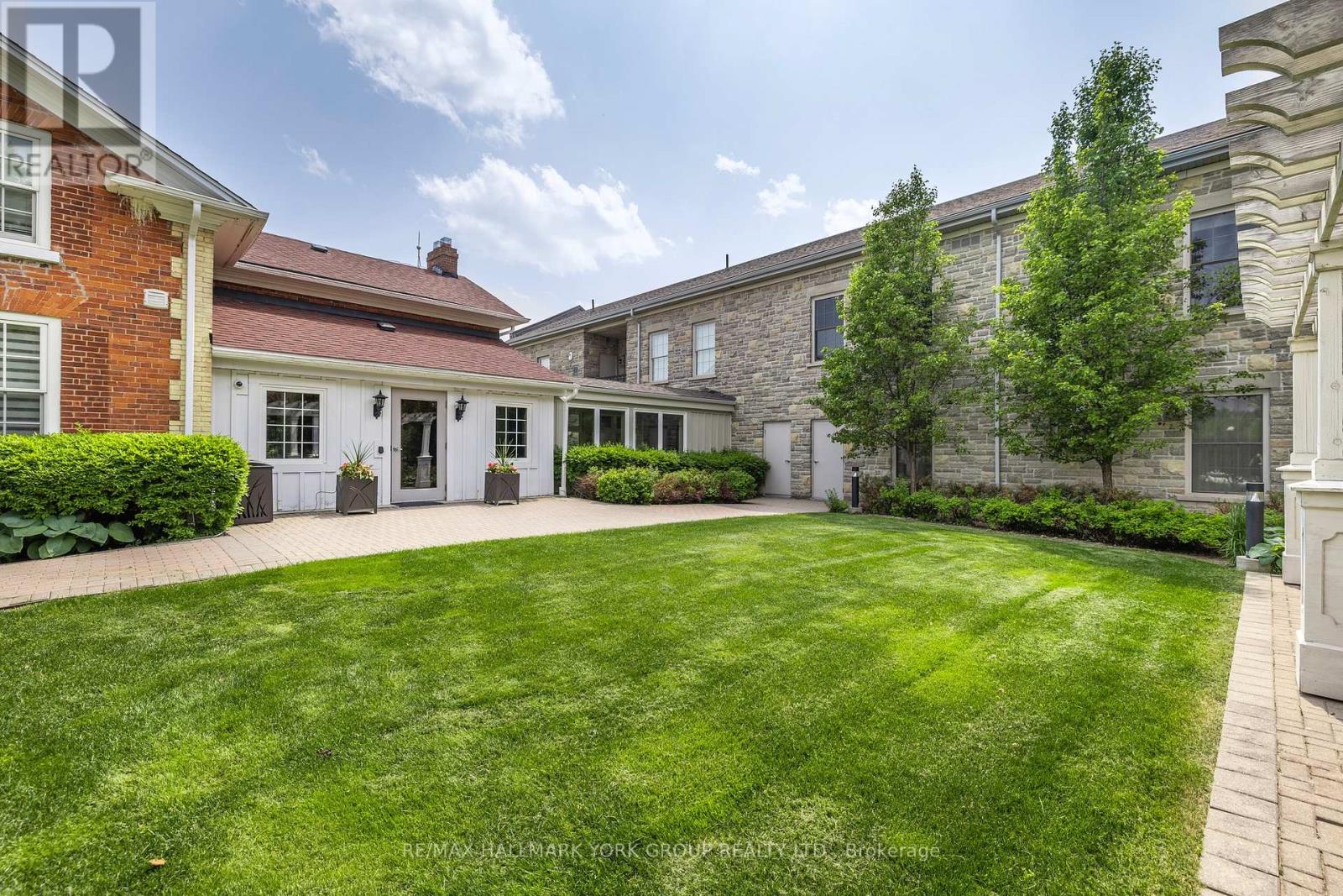 209 - 10360 Islington Avenue, Vaughan (Kleinburg), Ontario  L0J 1C0 - Photo 2 - N12203439