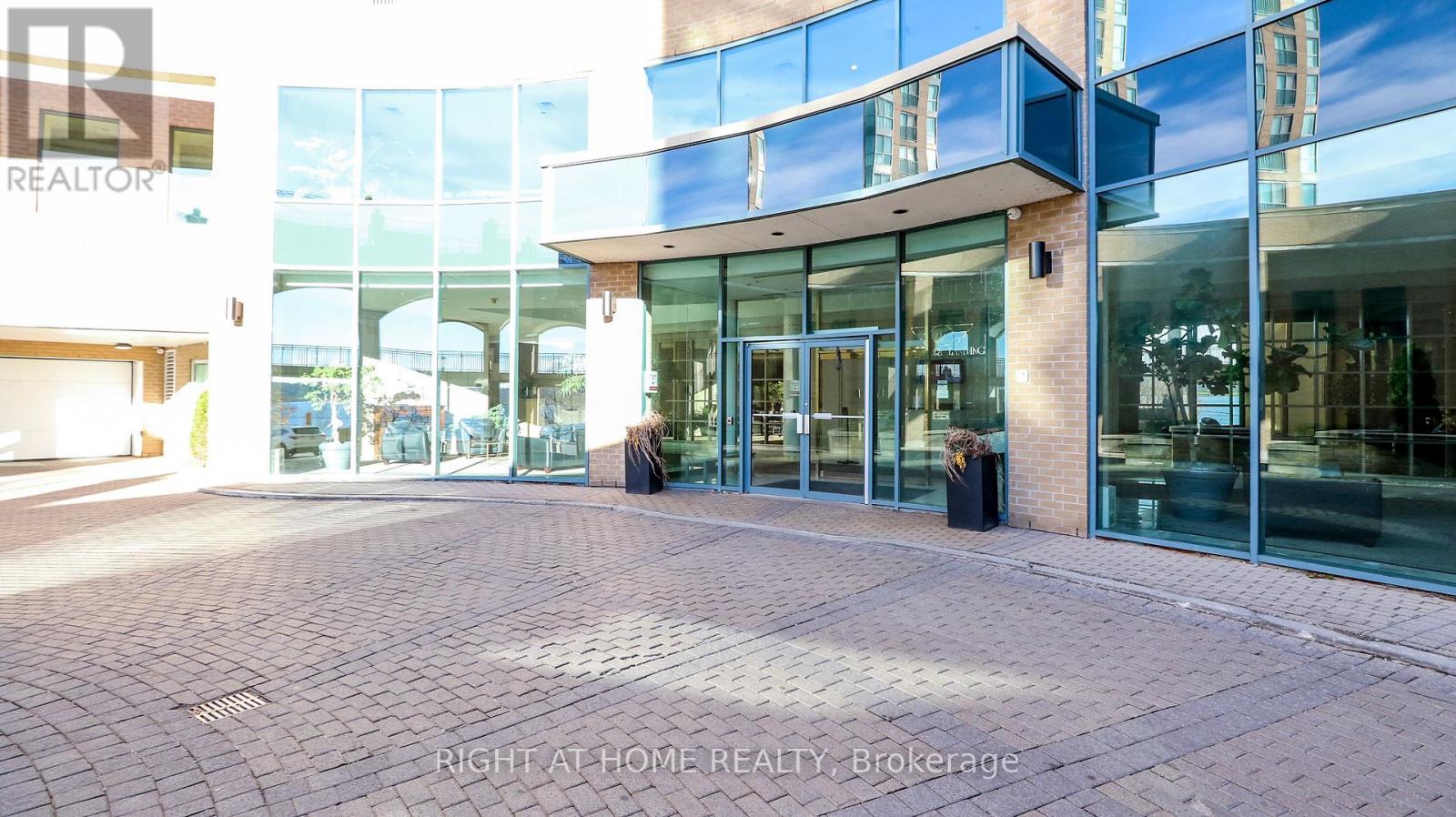 605 - 150 Dunlop Street E, Barrie, Ontario  L4M 6H1 - Photo 2 - S12203383