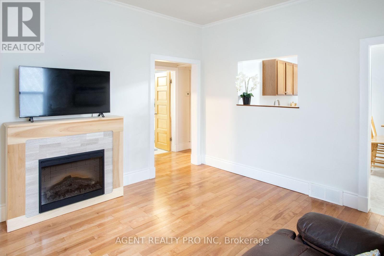 Photo 6 of 27 for 115 East Street E
