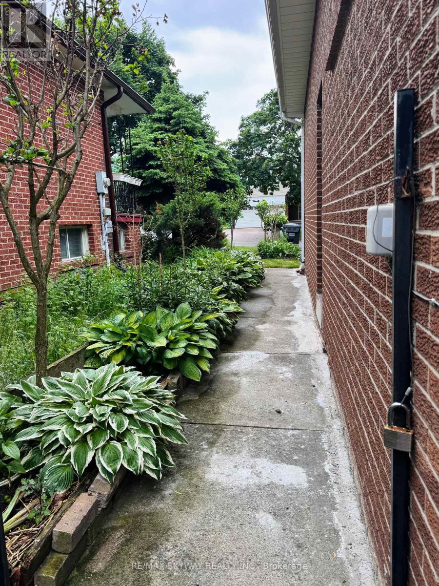 15 Maidstone Crescent, Brampton, Ontario  L6S 2Z4 - Photo 8 - W12203402