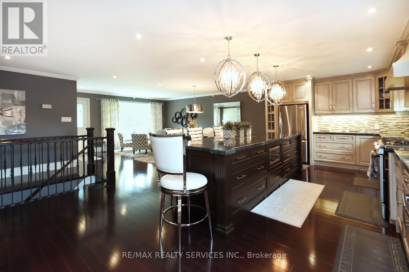 29 Dorchester Drive, Brampton (Southgate), Ontario  L6T 3C8 - Photo 12 - W12203426