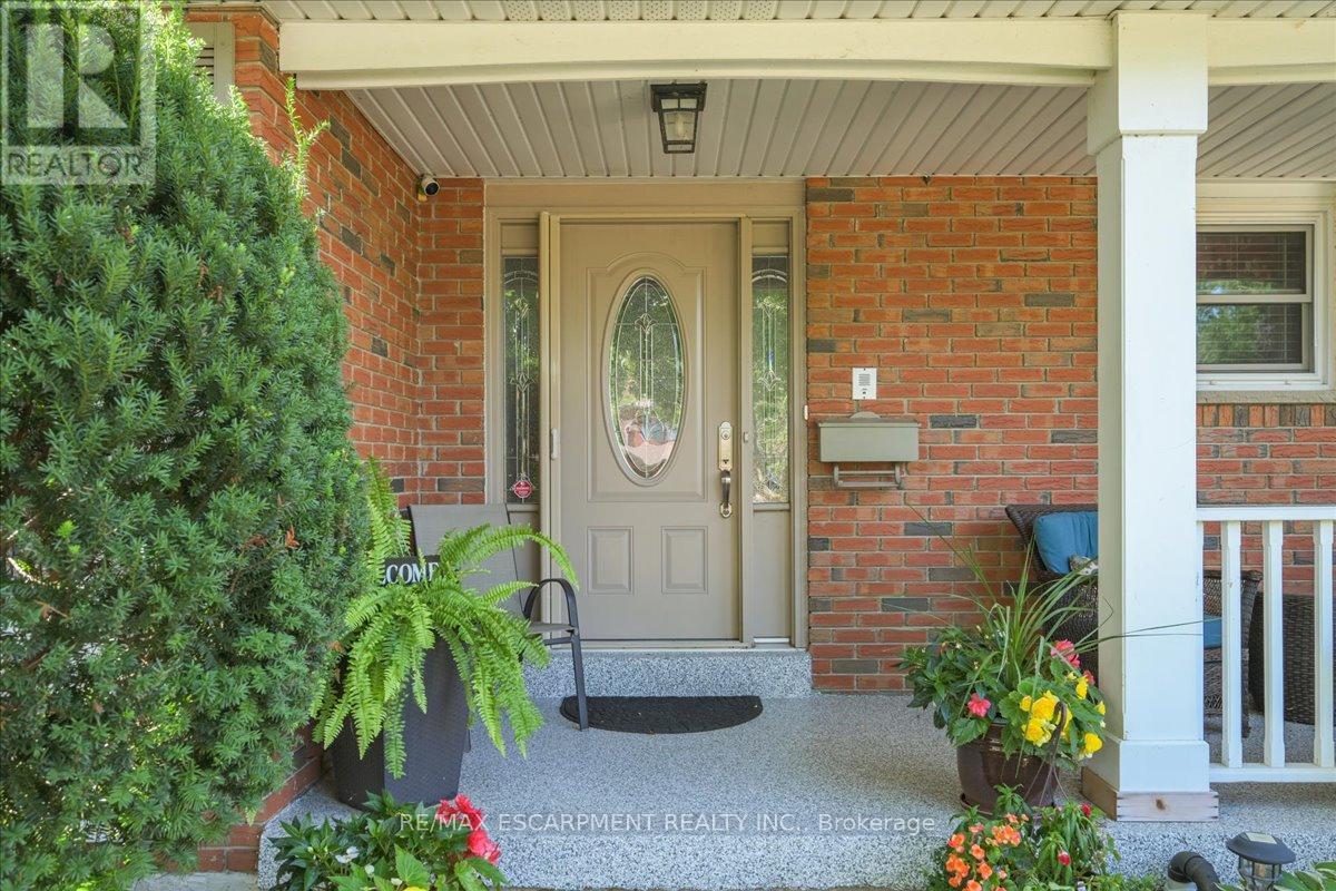1580 Woodeden Drive, Mississauga, Ontario  L5H 3S5 - Photo 3 - W12203461