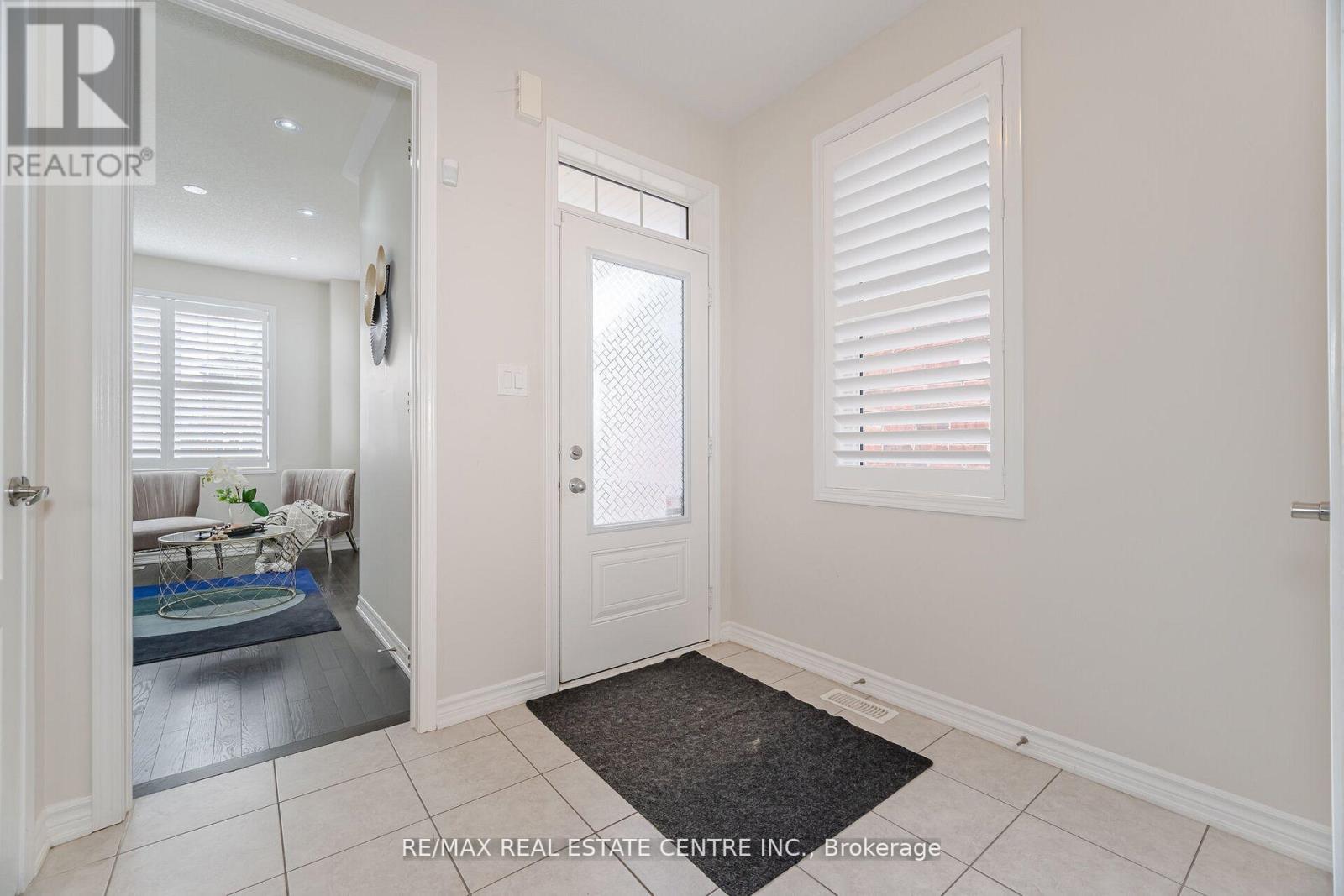 48 Enford Crescent, Brampton, Ontario  L7A 4C7 - Photo 4 - W12203465