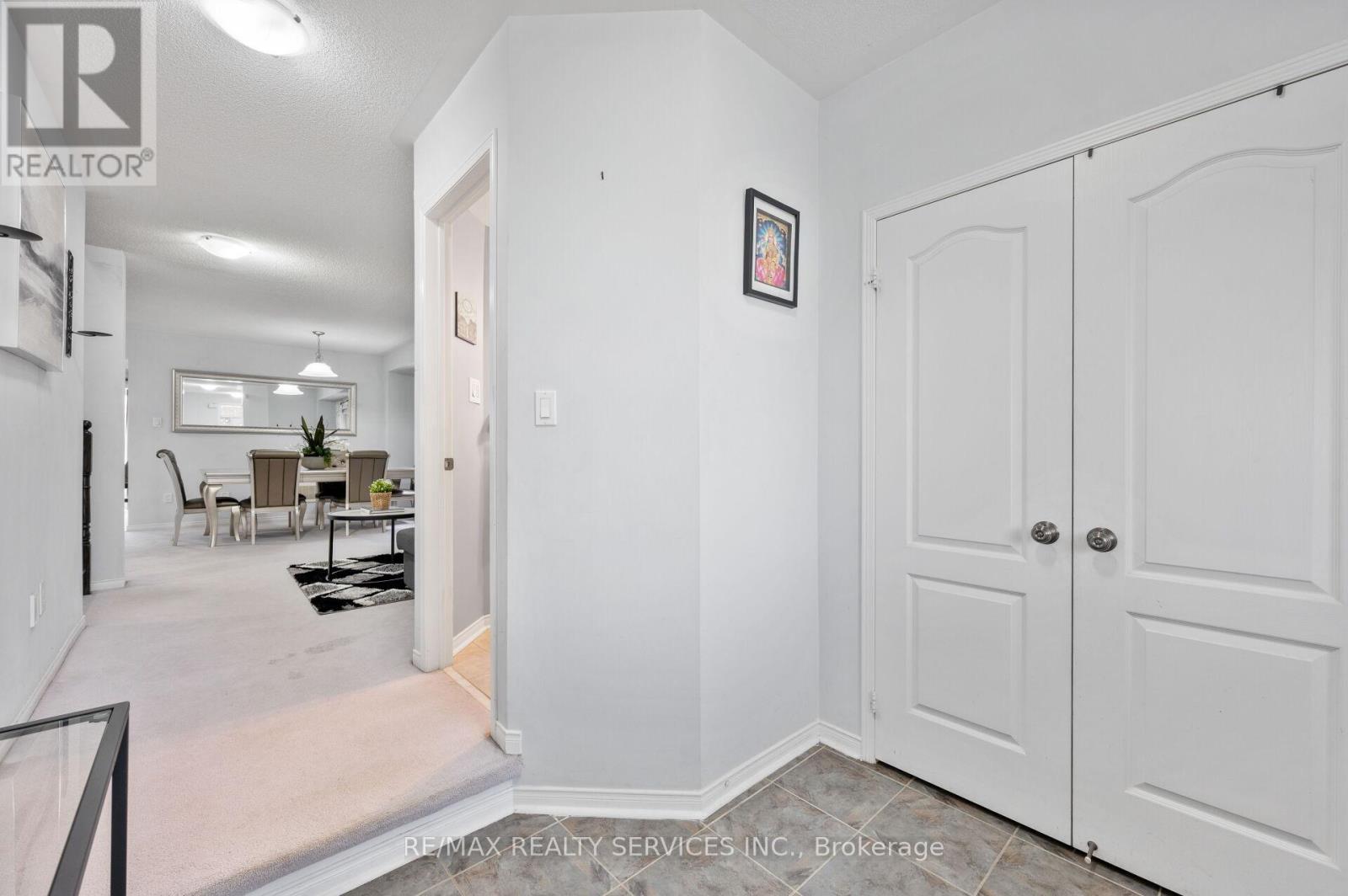 31 Rambling Oak Drive, Brampton, Ontario  L7A 3X8 - Photo 10 - W12203490