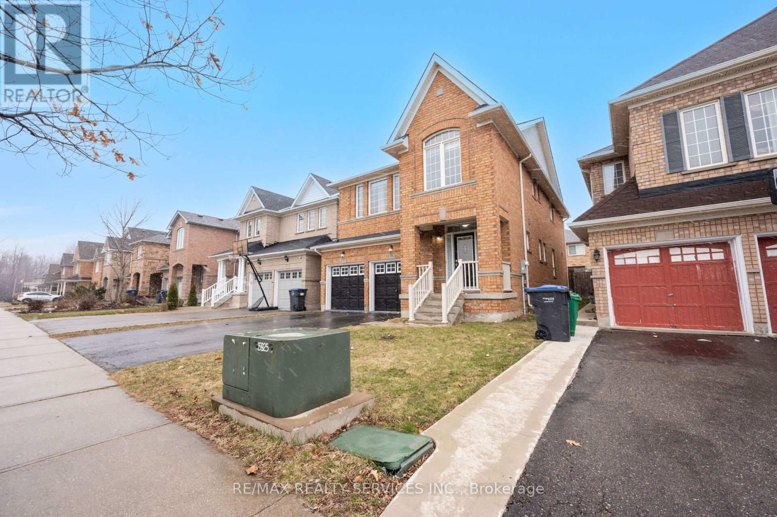 31 Rambling Oak Drive, Brampton, Ontario  L7A 3X8 - Photo 4 - W12203490