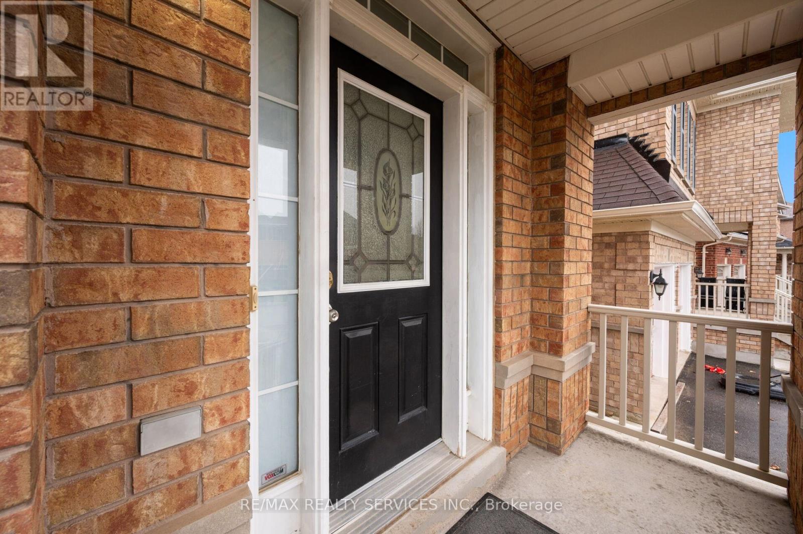 31 Rambling Oak Drive, Brampton, Ontario  L7A 3X8 - Photo 8 - W12203490